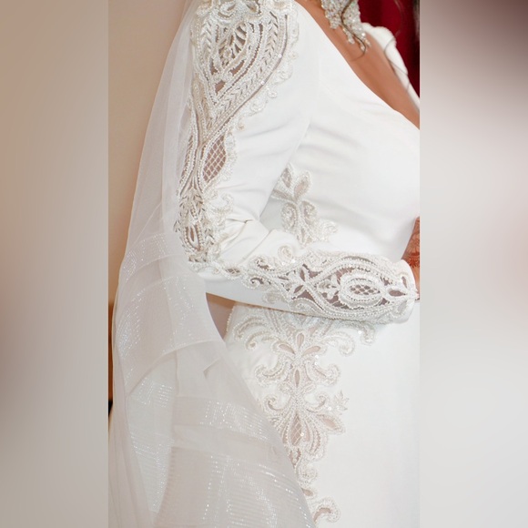 One of a kind wedding dress - worn only a couple hours - Picture 4 of 8